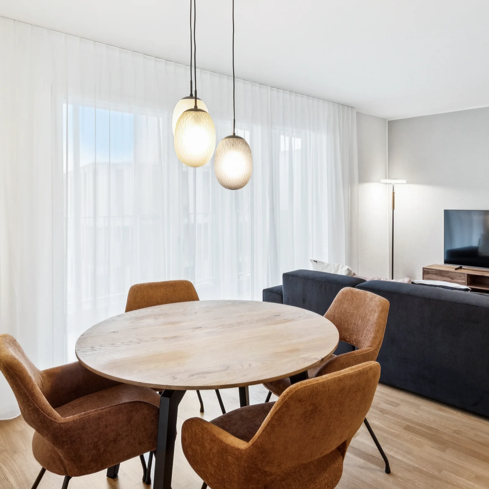 Tageslicht in einem möblierten Apartment-Innenraum mit Eiche, Stein und Wolle