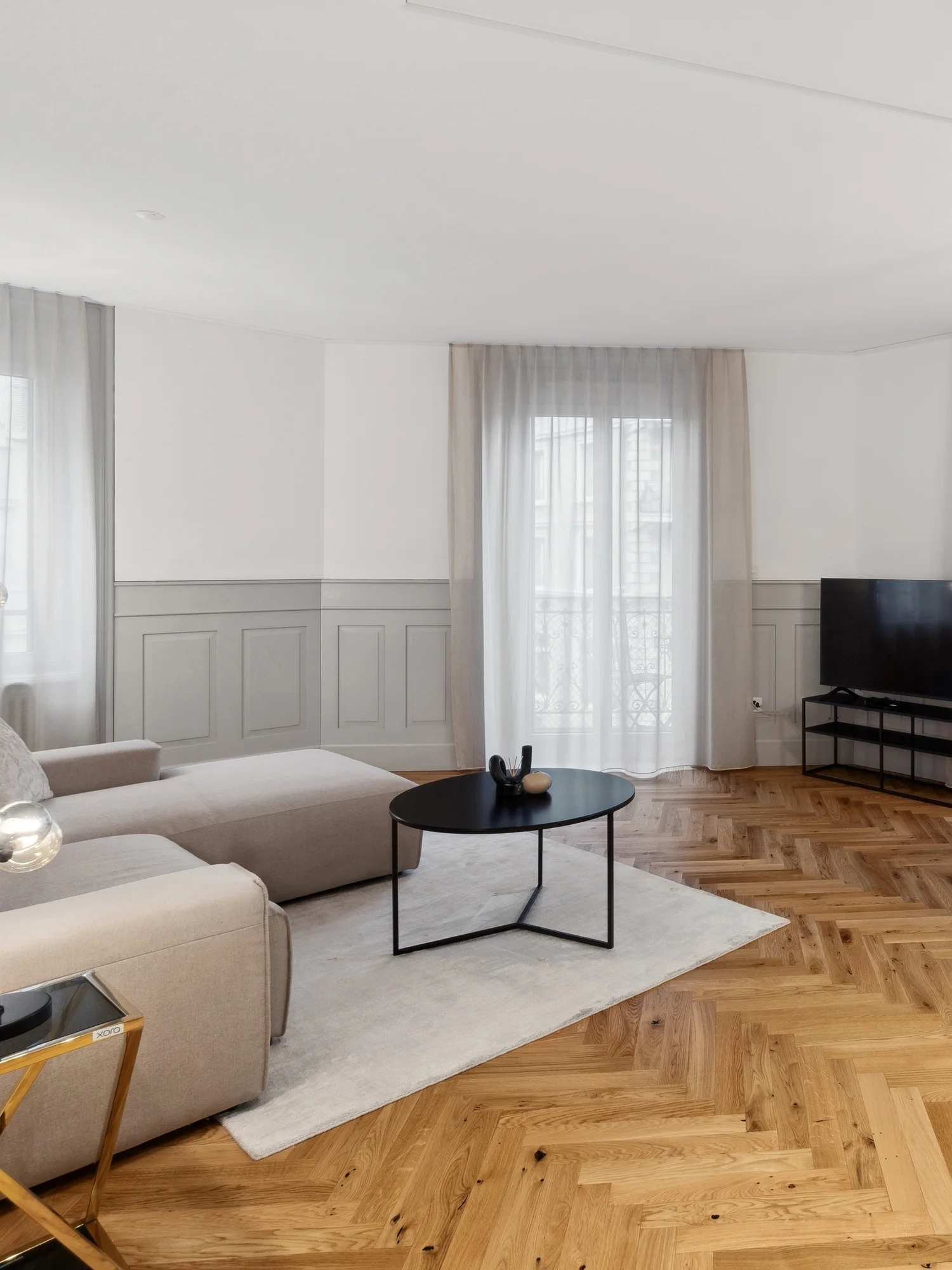 Stilvoll möblierter Apartment-Innenraum mit weichem Tageslicht und ruhiger Gestaltung