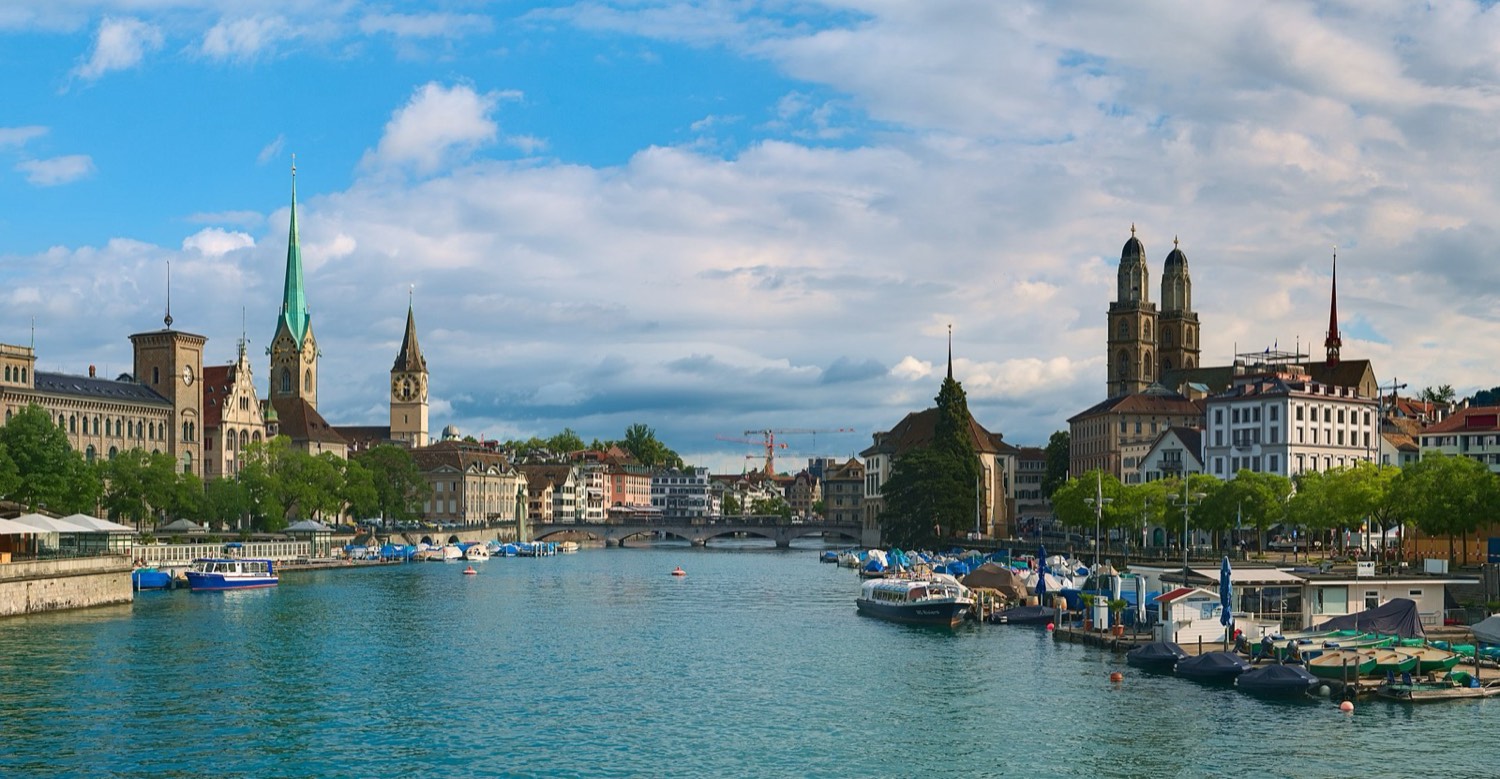 Furnished apartment in the Zurich region with a bright living room
