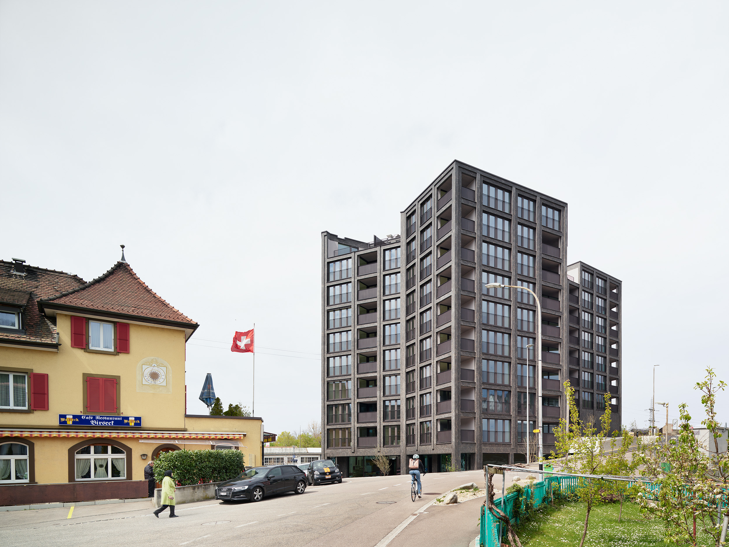 Exclusive living quality in the heart of Münchenstein: Discover this modern residential building in a prime location. Enjoy the comfort and high-quality amenities of this residential complex, located directly at the train station. With controlled ventilat