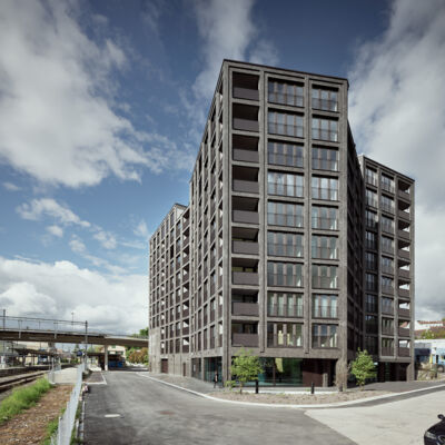 Exklusive Wohnqualität im Herzen von Münchenstein: Entdecken Sie dieses moderne Wohnhaus in erstklassiger Lage. Genießen Sie den Komfort und die hochwertige Ausstattung dieses Wohnhauses, das direkt am Bahnhof liegt. Mit kontrollierter Lüftung und einer